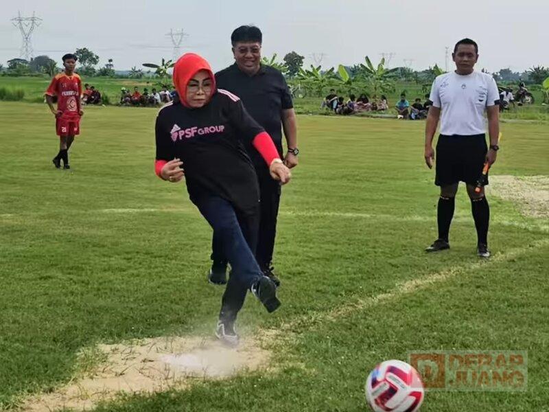 Sri Sumarni Hadiri Fun Football Persipur Legend VS Timnas Indonesia Legend