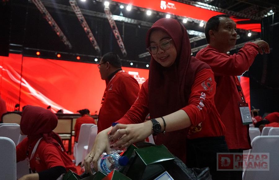Hitungan Menit, Komunitas Juang Jateng Sapu Bersih Sampah di Rakernas V PDI Perjuangan