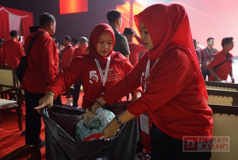 Korps Komunitas Juang Laksanakan Giat Kebersihan di Rakernas V PDI Perjuangan