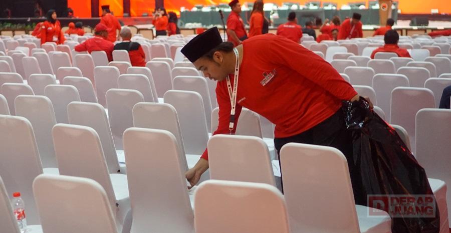Giat ‘Operasi Semut’ Komunitas Juang Jateng Sisir Setiap Sudut Ruang Sidang di Rakernas V
