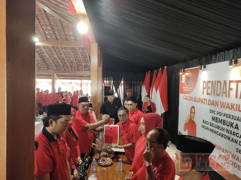 DPC PDI Perjuangan Grobogan Terima Formulir Pendaftaran Setyo Hadi Sebagai Cabup-Cawabup