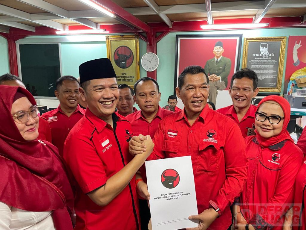 Ratusan Kader Antar Her Suprabu Mendaftar Sebagai Bakal Calon Wali Kota Surakarta