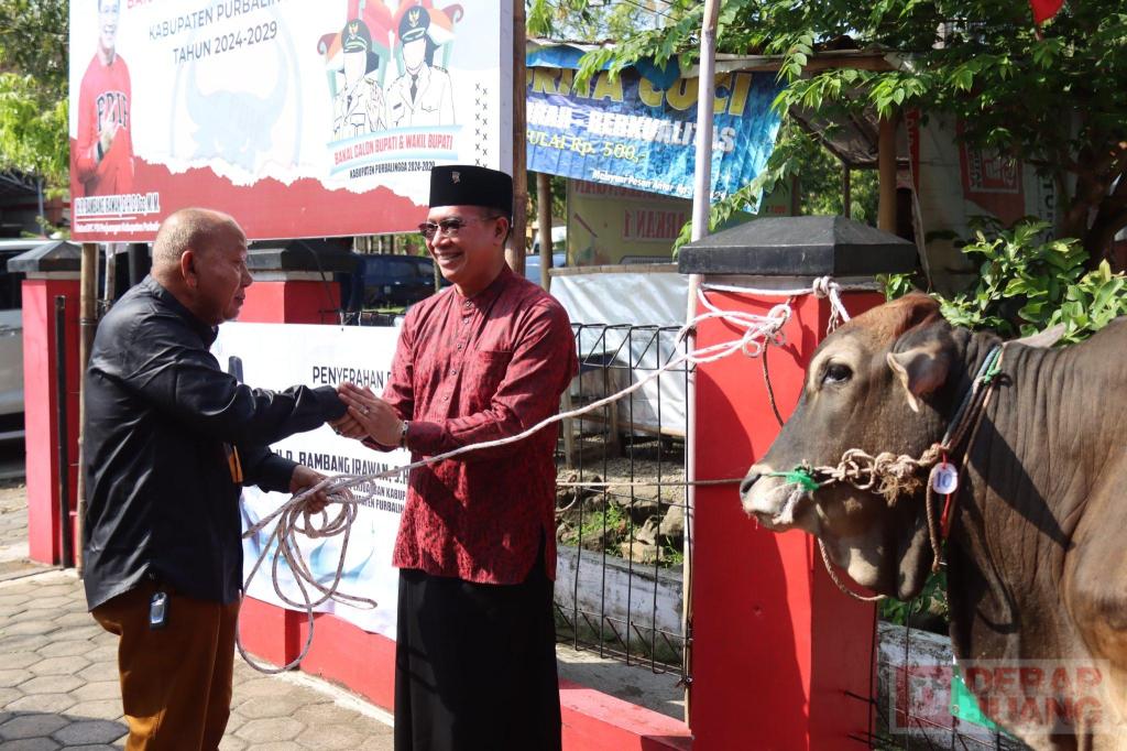Bambang Irawan Serahkan Sapi Kurban ke Baitul Muslimin dan Pemdes Karanggambas