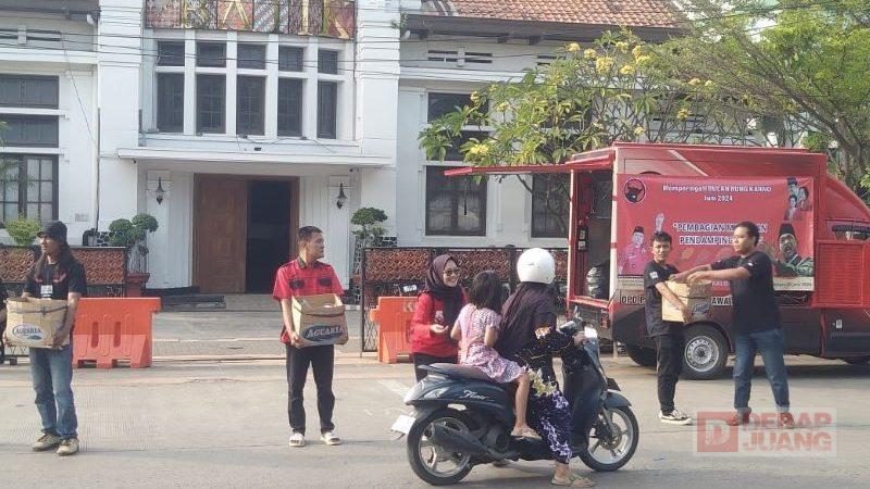 Peringati Bulan Bung Karno, DPC Kota Pekalongan Bagikan Makanan Pendamping&nbsp;Beras