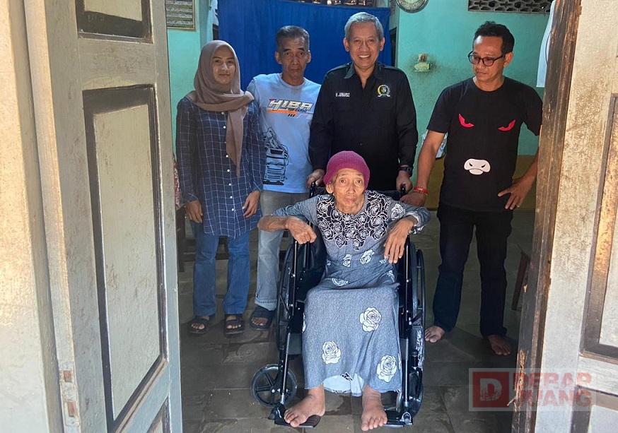 Peduli Masyarakat, Wakil Ketua DPRD Junarso Berikan Bantuan Kursi&nbsp;Roda