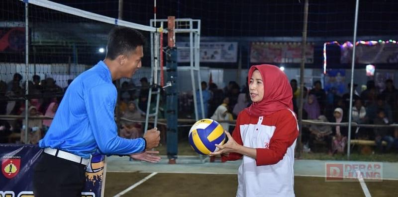 Ristawati Hadiri Turnamen Bola Voli Tugusari Open Cup II